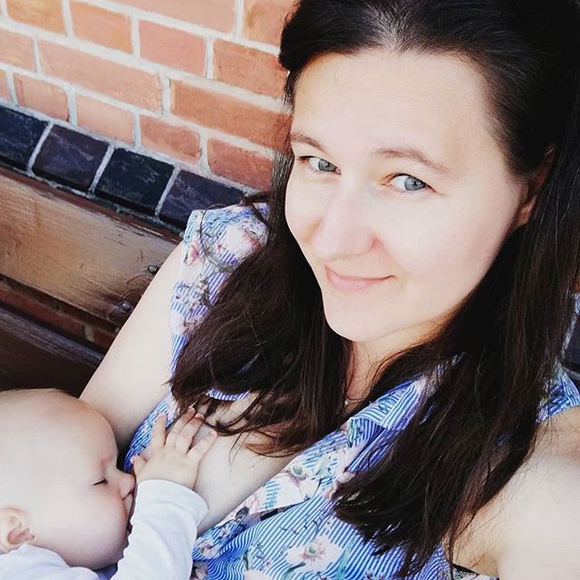 Instagram - Ciekawa sprawa z tym karmieniem piersią. Pierwsze dziecko katmilam gdzie akurat było trzeba 2 lata drugie już 9 miesięcy i ani razu nikt mi nie zwrócił uwagi, że cóż nie tak. Zawsze wszyscy albo odwracali wzrok albo miło się uśmiechali. Dzięki ludziska. To chyba znaczy, że mamy dobrych i tolerancyjnych ludzi dookoła :) #swiatowytydzienkarmieniapiersia #karmieniepiersią #mamymoc #instababy #instamam #breastfeeding #kiedytozlecialo